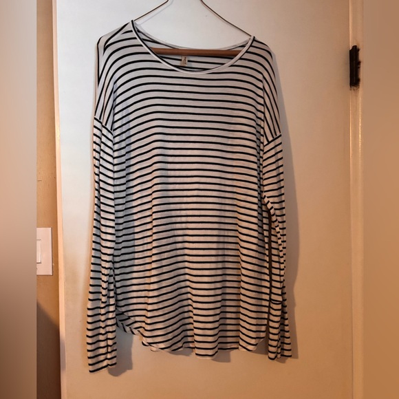 Magic Fit Black and White Long Sleeve Boxy Tee / Mindy Mae’s Market - Picture 1 of 4